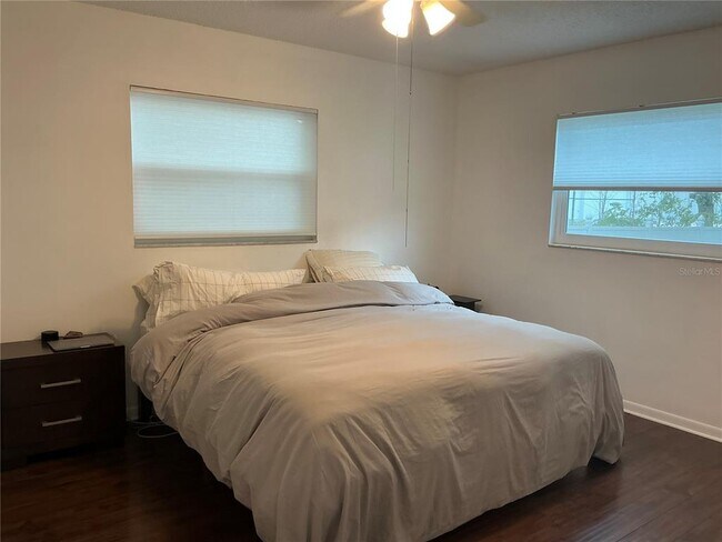 Building Photo - 2525 W Bay Dr