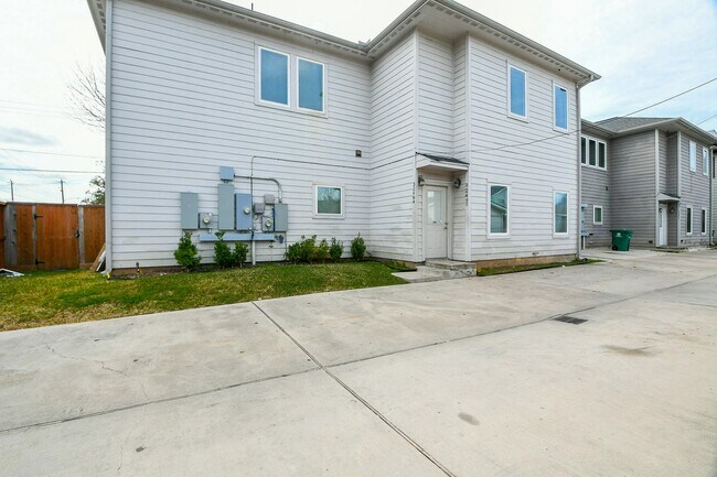 Building Photo - 3249 Dixie Dr