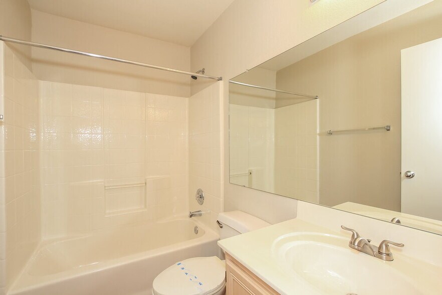 Building Photo - 2319 E Taro Ln