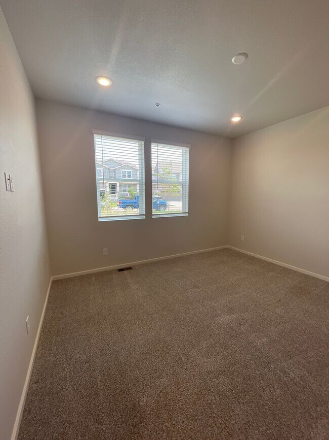 Building Photo - Luxury Condo - Water, Sewer, Basic Internet Included!