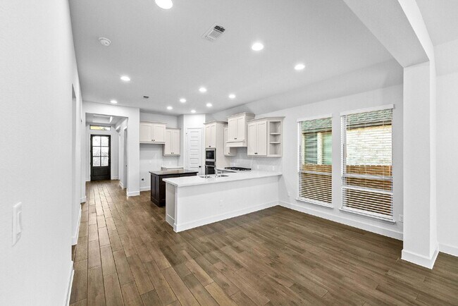 Building Photo - Elegant Home with Luxurious Features and R...