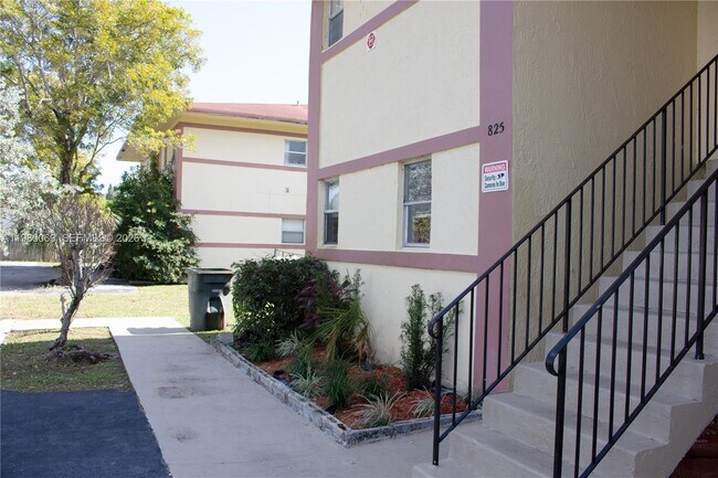 Building Photo - 825 SW 10th St