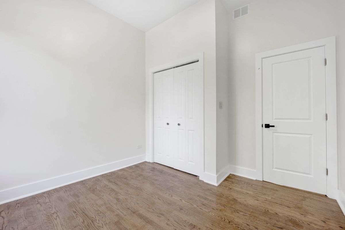 Building Photo - 4927 S Prairie Ave