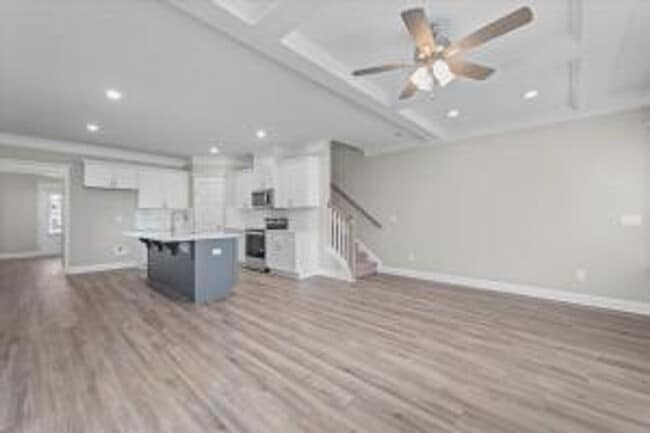 Building Photo - 1005 Linsmore Ave