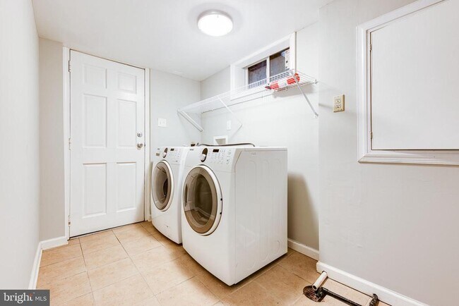 Building Photo - 5809 Mt Vernon Dr