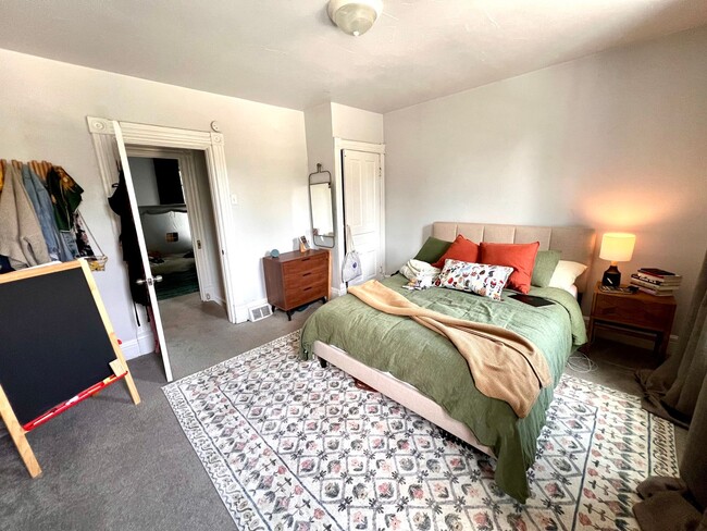 Building Photo - Pittsburgh - 2 Bedroom 1 Bathroom - Spacio...