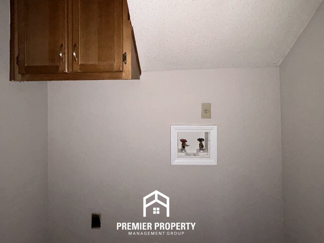Building Photo - Large 5BR/3.5BA Home in 38125 | 2,541 Sq Ft, Vaulted Ceilings & Covered Patio
