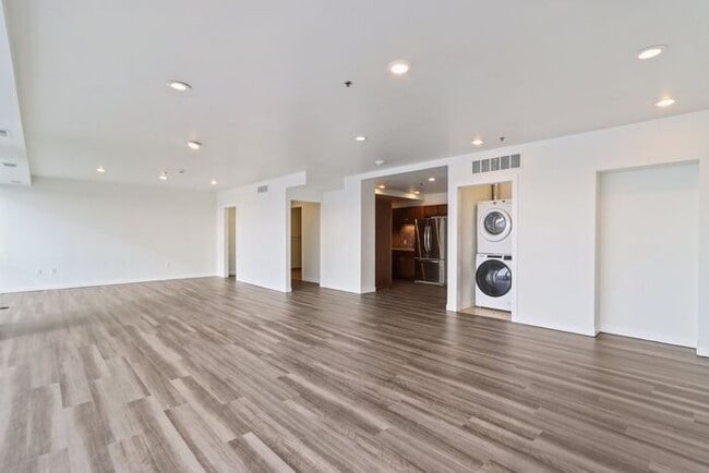 Building Photo - $2,575 | 1 Bedroom, 2 Bathroom Condo | Pet Friendly* | Available for Immediate move-in!