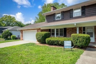Building Photo - Large Duplex in Far North Peoria