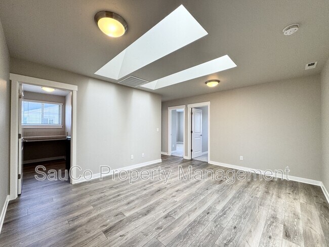 Building Photo - 5575 SE 80th Ave