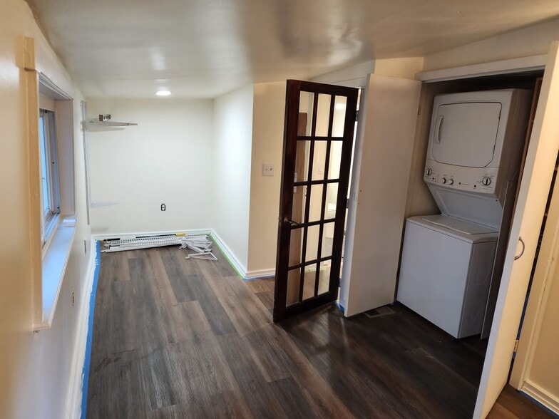 nook/walk in closet and washer/dryer - 54 Sherwood Rd