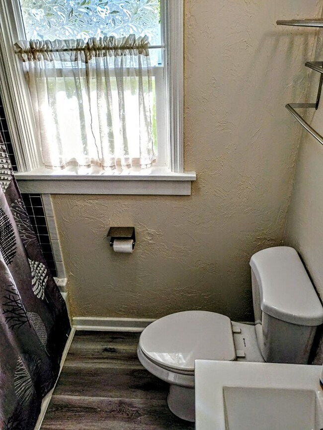 Building Photo - Daytona Beach Bungalow, with Guest House