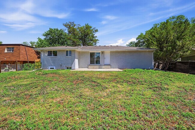 Building Photo - 4-bedroom, 4 bath home with 2 car garage