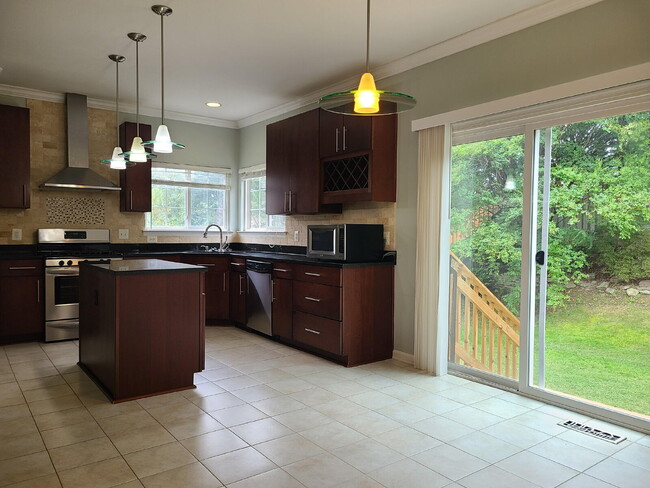 Building Photo - Gorgeous 6 BR Home, Convenient to Quantico & Commuting