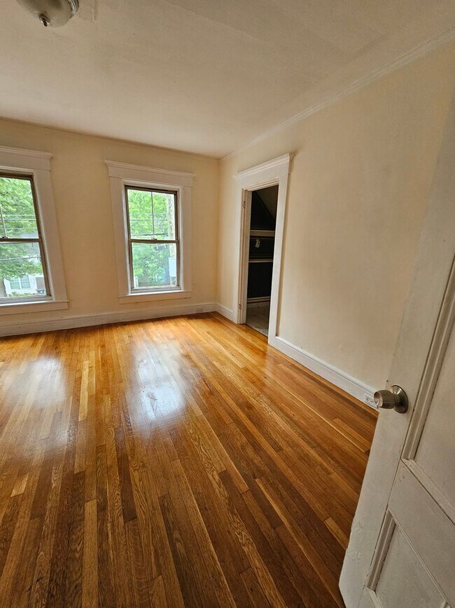 Building Photo - 605 Hall St
