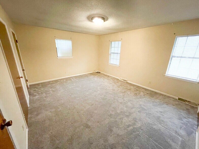 Building Photo - 31 Saint Mark Rd