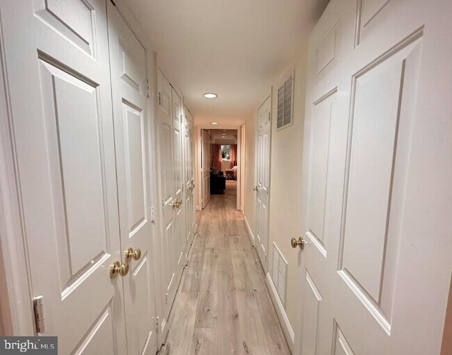 Building Photo - 9915 S Glen Rd