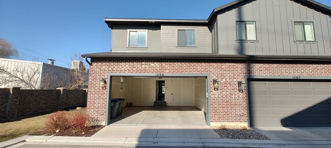 Building Photo - Absolutely GORGEOUS Townhouse!!!