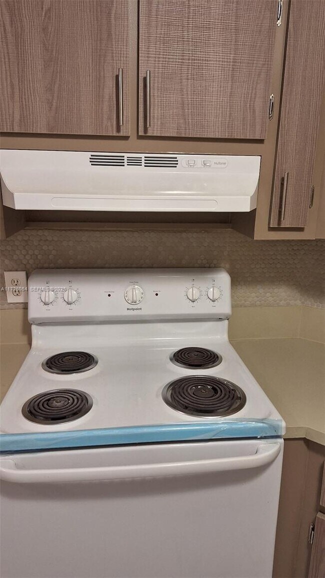 Building Photo - 117 Lake Emerald Dr