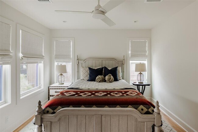 Building Photo - 2613 E 2nd St