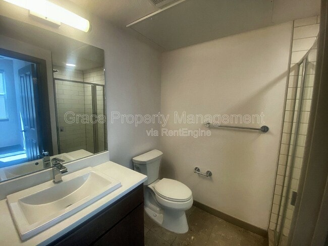 Building Photo - 2200 Tremont Pl