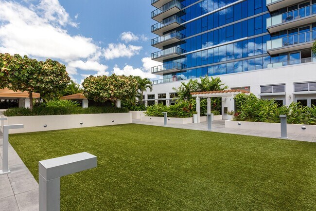 Building Photo - Fully Furnished 2 Bed / 2 Bath Condo with ...