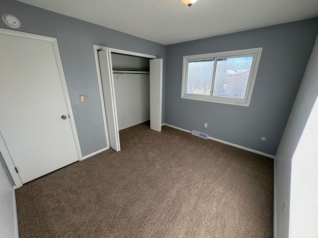 Building Photo - 3 bedroom 2 bathroom house