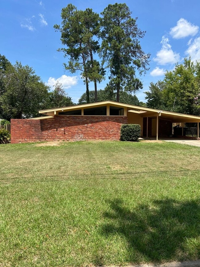 Building Photo - North Columbus and convenient to schools, shopping and I-185.