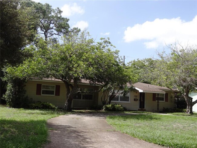 Building Photo - 6132 Dartmouth Ave N