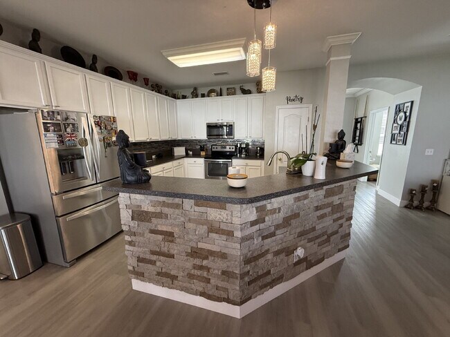 Building Photo - "Spacious 3-Bedroom Retreat with Bonus roo...