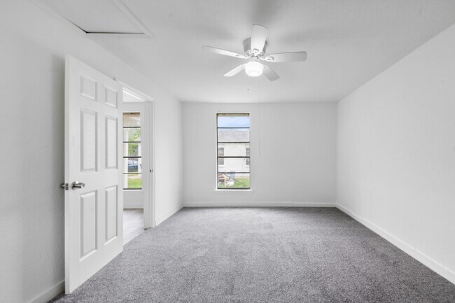 Building Photo - 806 E Emily Ave