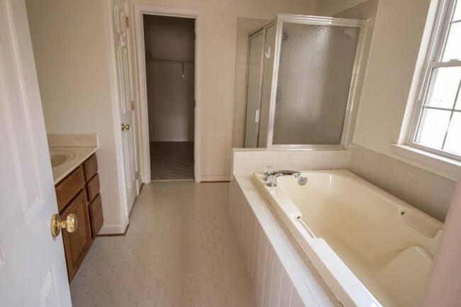 Building Photo - 4 bedroom/2.5 bathroom- Michaels Woods
