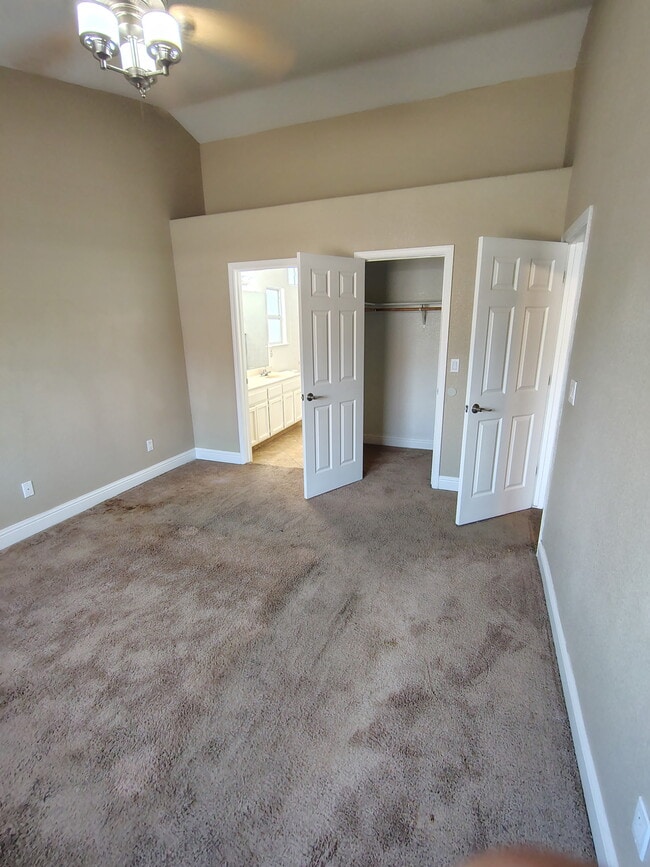 Building Photo - 4485 N Olive Ave