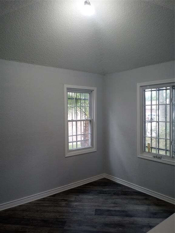 Building Photo - 3411 S Briar Knoll Dr