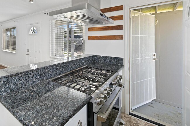 Building Photo - Mission Valley/Linda Vista 2 Bed Updated home with mountain views