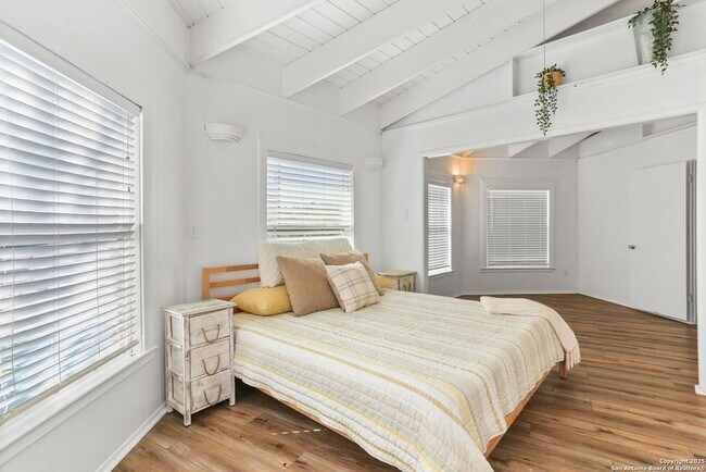 Building Photo - 1433 Riviera Dr