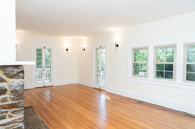 Building Photo - Large 4 Bedroom Home On Oakhurst Circle