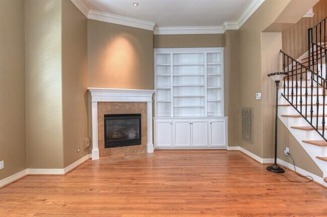 Building Photo - 2406 Wroxton Rd