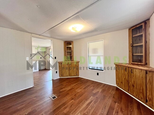 Building Photo - 2413 S Lake Dr