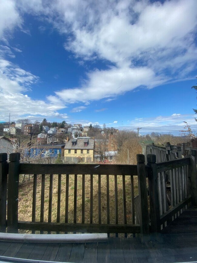 Building Photo - Available MAY 2026 - Beautiful renovated 3 Bedroom, 2 Bath Home in Heart of Allentown!