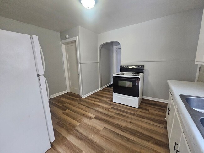 Building Photo - 2710 E 10th St