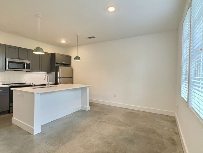 Building Photo - 3 Bed, 2 Bath Flat for Rent in Highly Desirable Hampstead!!!