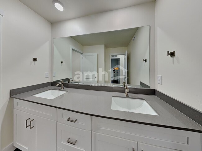 Building Photo - 1317 E Old Mesquite St