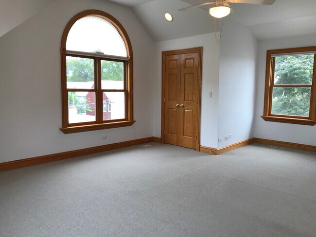 Building Photo - 1415 W Barry Ave
