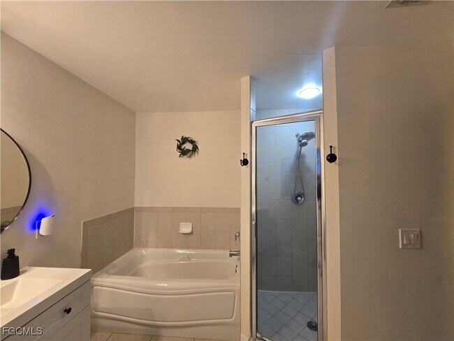 Building Photo - 2309 SW 27th St