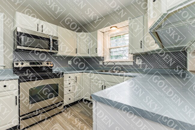 Building Photo - 811 E Memorial Dr