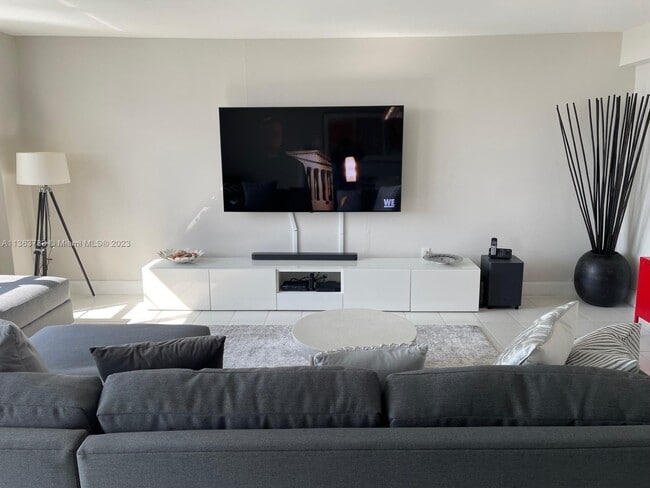 Building Photo - 10000 W Bay Harbor Dr