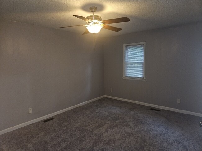 Building Photo - 402 Lotus Dr