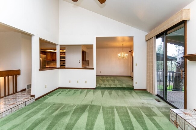Building Photo - Charming home with Golf Course Views!!!