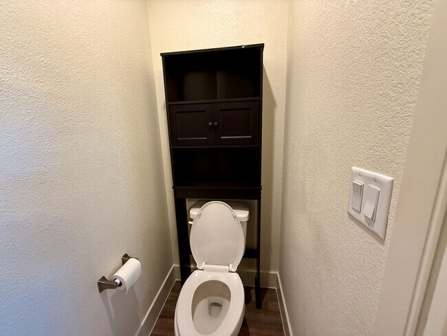 Building Photo - 3 BED 2.5 BATH 2 CAR GARAGE TOWNHOUSE w/ PRIVATE BACKYARD in GATED COMMUNITY.